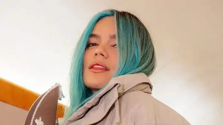 ¡Tremendo agarrón! Así Karol G y Anuel AA confirman que siguen juntos