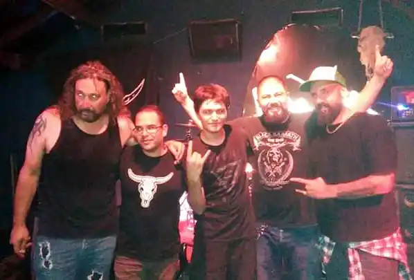 Concierto de heavy metal con bandas emergentes del género