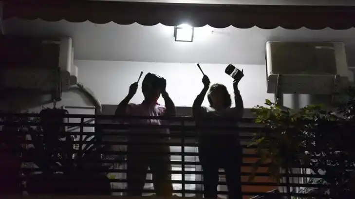 En distintos lugares del país se llevó a cabo un cacerolazo en repudio de la libertad condicional de los presos.