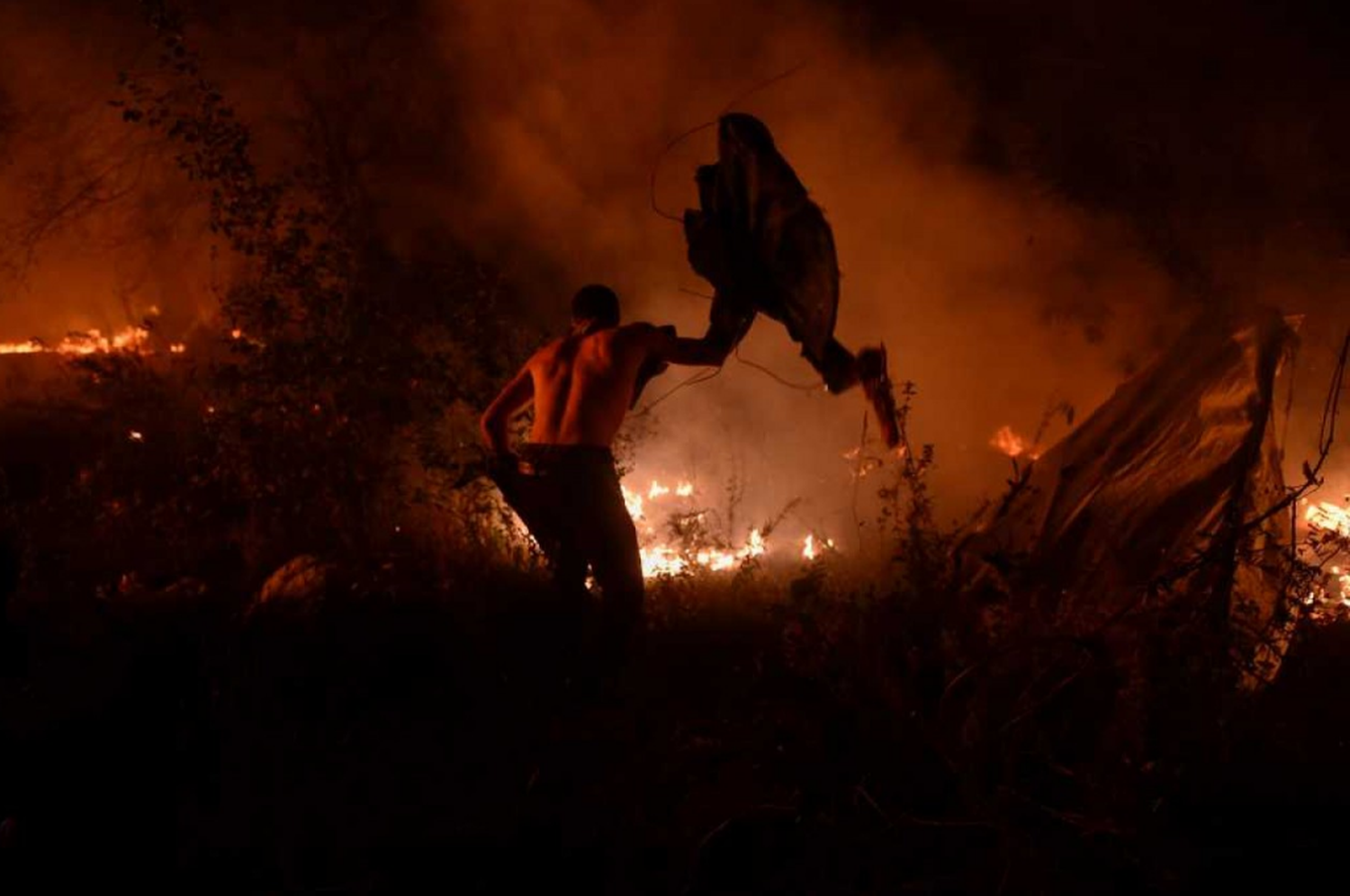 Un incendio forestal dejó como saldo un bombero muerto y miles de evacuados en España