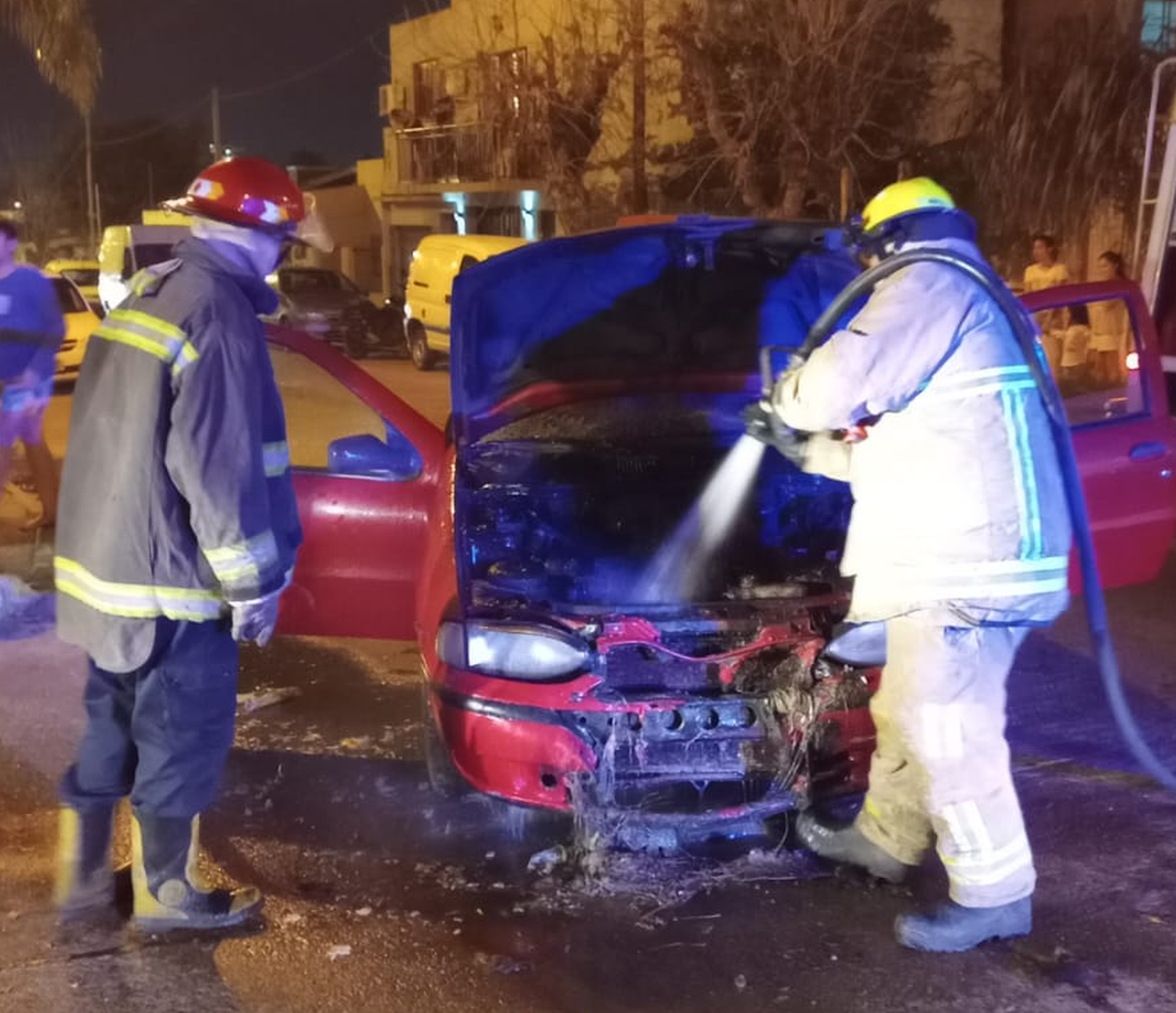 Automóvil se incendia mientras lo trasladaban al mecánico