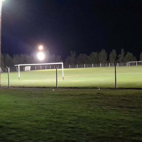 Cascallares avanzó en la colocación de iluminación en su cancha