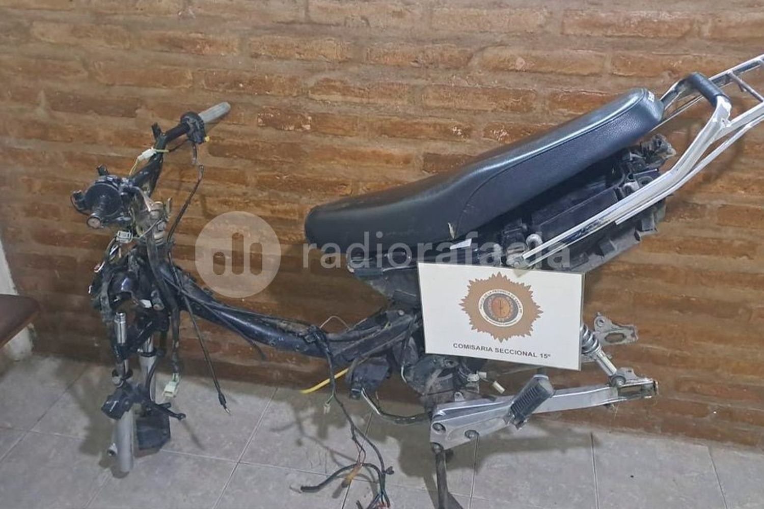 A duras penas le dejaron el asiento: secuestraron el cuadro de una moto denunciada como robada