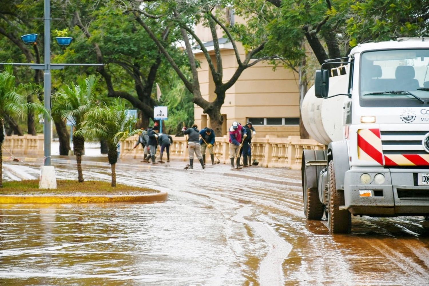 Continúan las tareas de limpieza en la zona afectada por la inundación