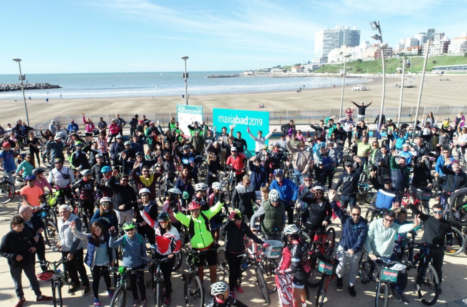 Abad y ciclistas recorrieron la ciudad para apoyar las bicisendas