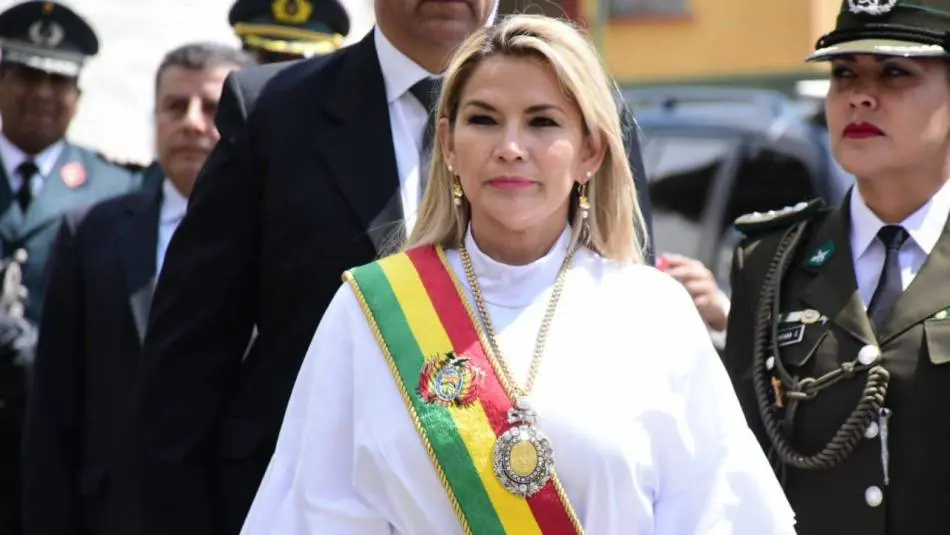 Presidenta de Bolivia da positivo al COVID-19