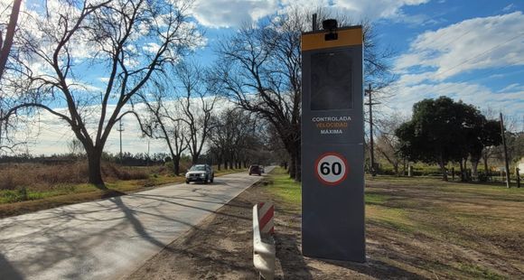 Fotomultas: el tótem de la ruta 191 fue ubicado a pocos metros del puente de la autopista