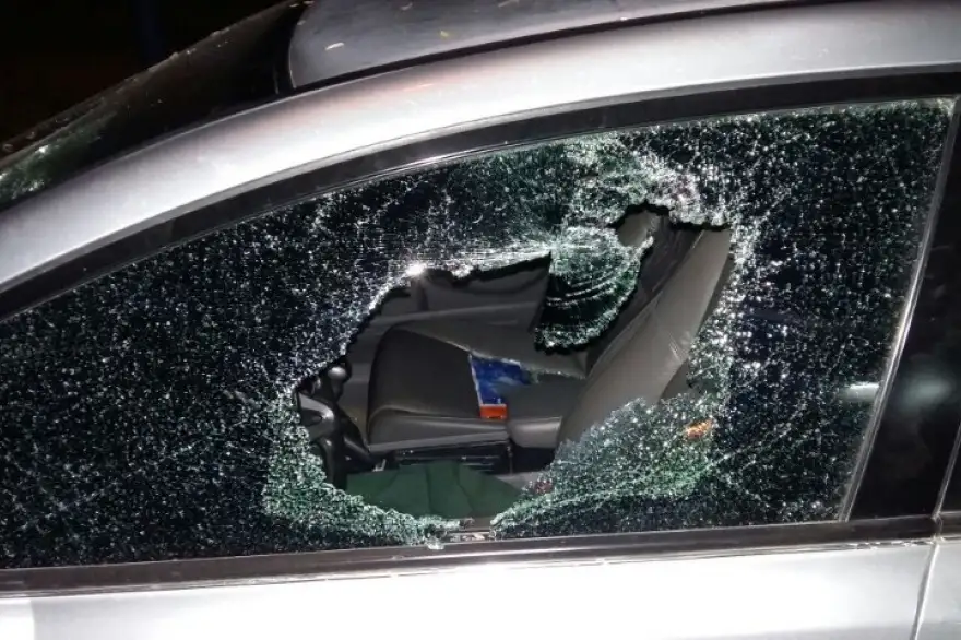 Fue a la casa de su expareja con su hermana y juntas le rompieron los vidrios del auto a cadenazos