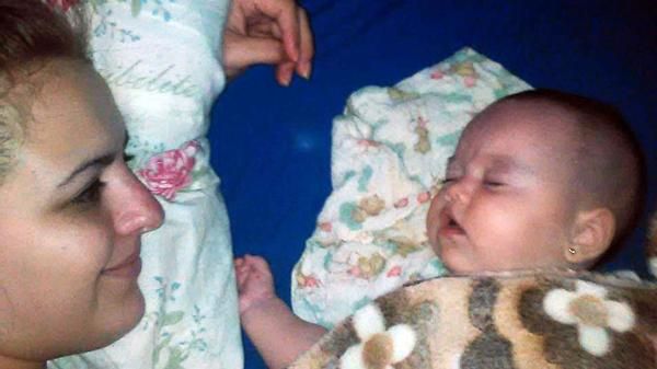 Otra madre denunció que la policía la obligó a “guardar la teta”