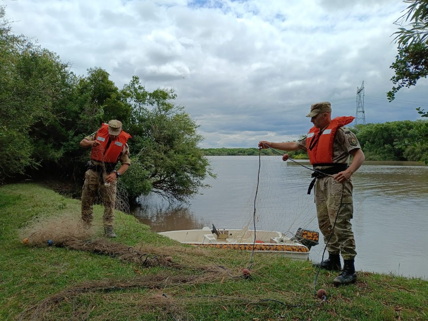 imagen La Policía secuestró trasmallos que atravesaban el río de lado a lado