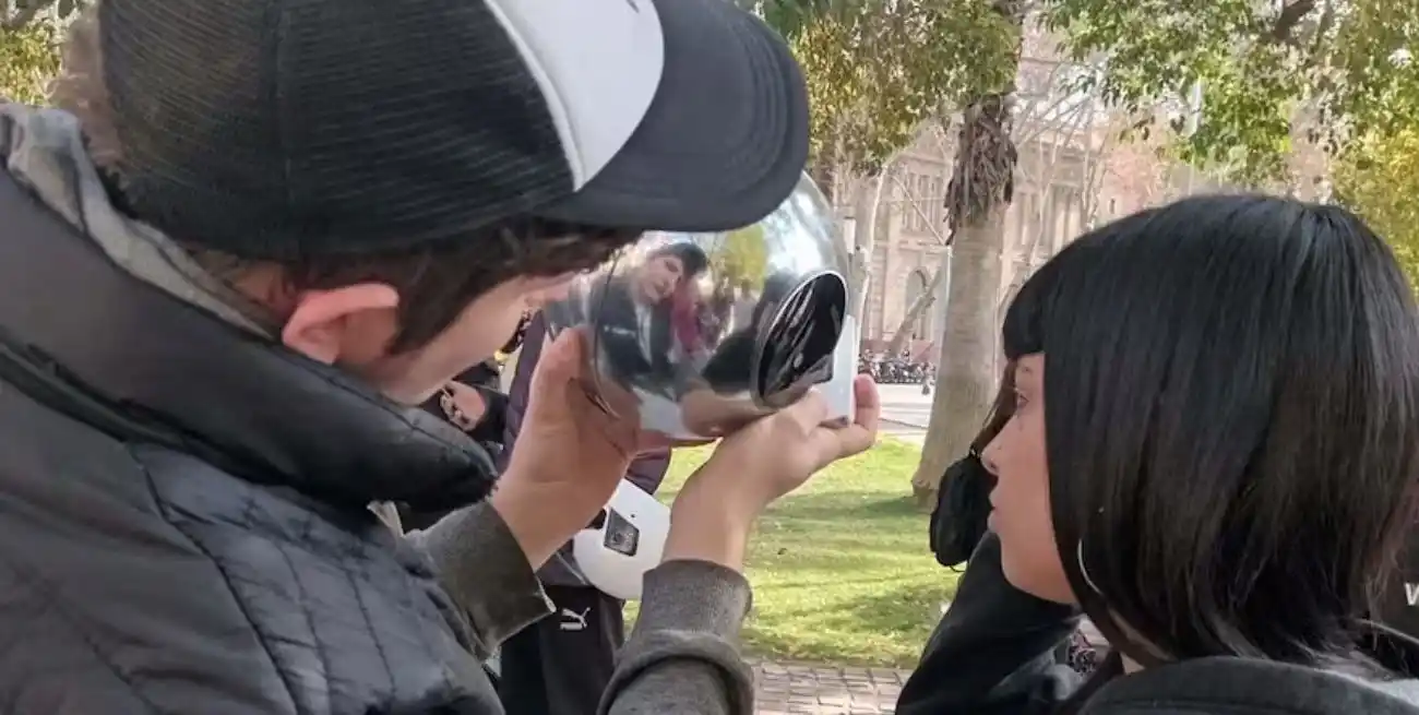 Largas filas en la Plaza San Martín de Ciudad de Mendoza por Worldcoin, proyecto de criptomoneda biométrica Créditos: X (Ex Twitter)