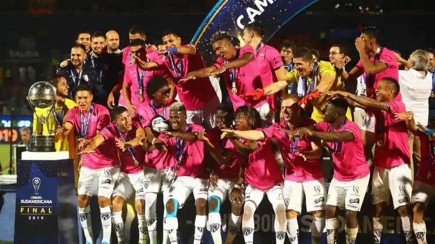 ¿Colón al escritorio? Habría un jugador de Independiente Del Valle mal incluido