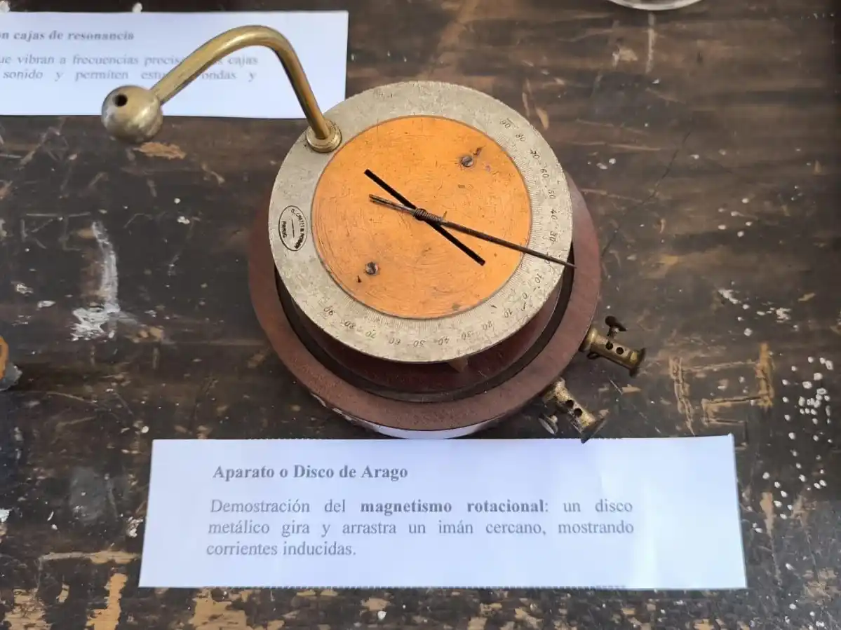 La Escuela Normal inauguró la muestra  “Aquel laboratorio de ayer”