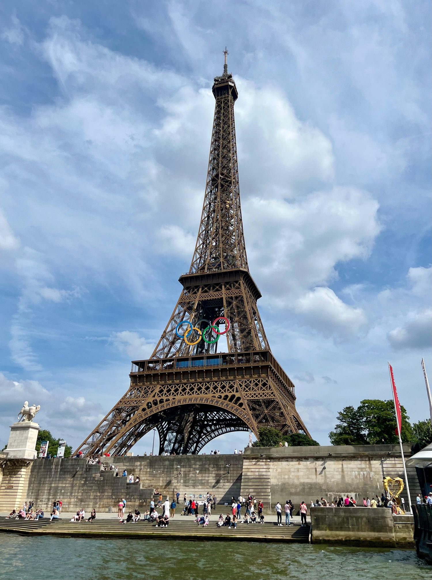 La Torre Eiffel con los anillos olímpicos
