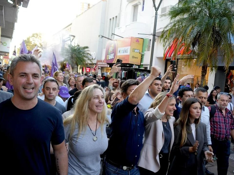 Escracharon a Martìn Menem y a Karina Milei en Corrientes