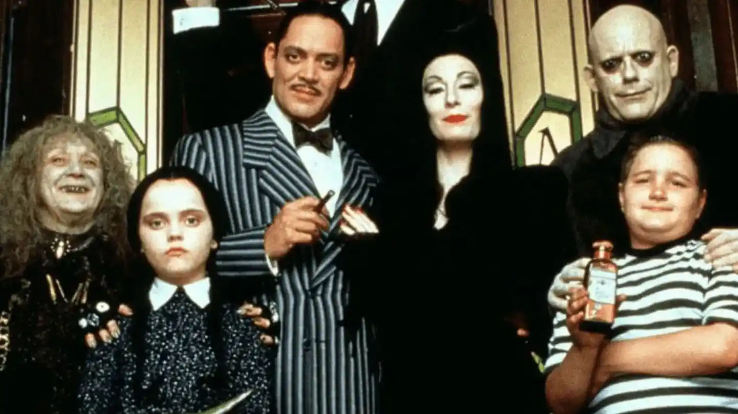 Sólo faltaron "Largo" y el "Tío Cosa: Se casaron disfrazados de "Los Locos Adams":