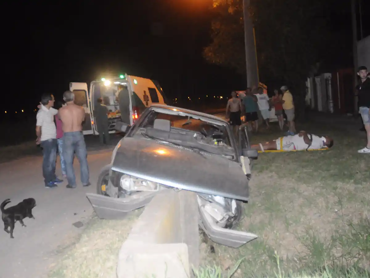 Dos heridos luego de que su auto cayera en una zanja  