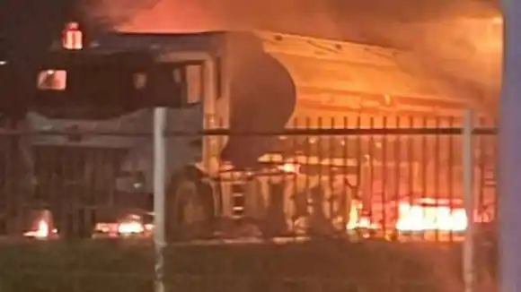 ¡VORAZ INCENDIO!  Explota una gandola que surtía estación de servicio en Zulia