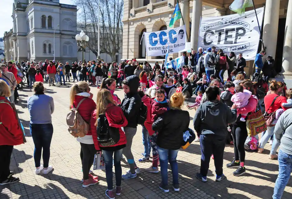 Movimientos sociales se concentraron frente al Municipio por la emergencia alimentaria