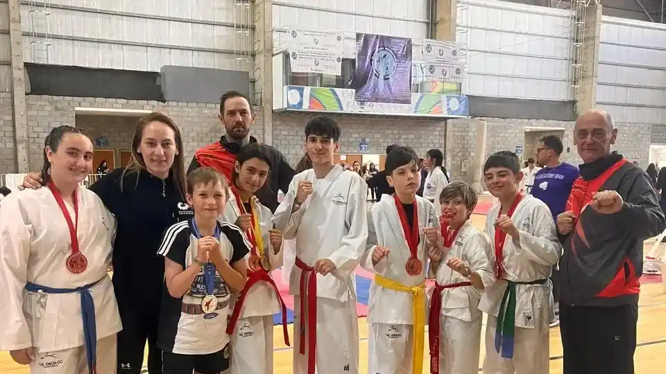 El equipo de infantiles y juveniles de la escuela local
