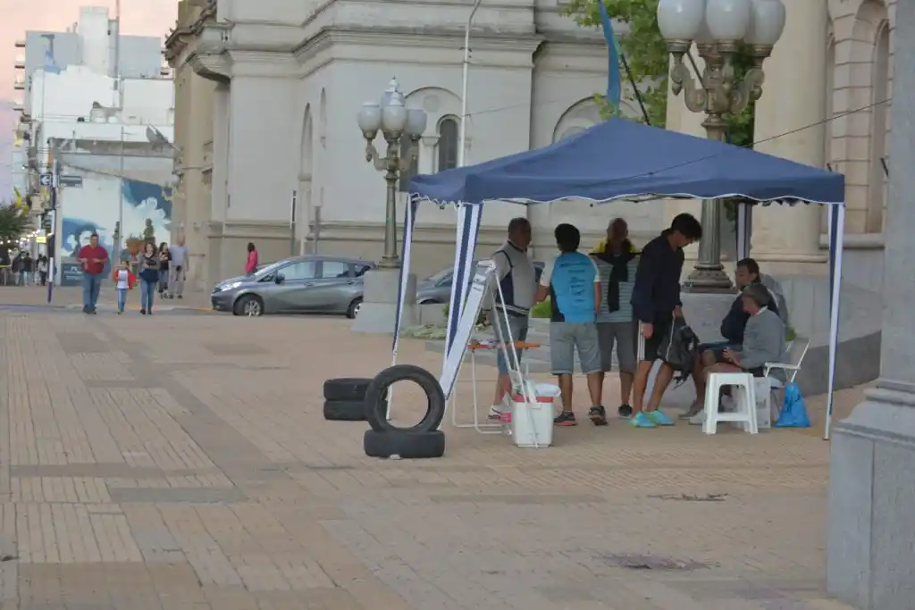 Los operarios de Loimar resisten en el acampe a la espera de certezas 