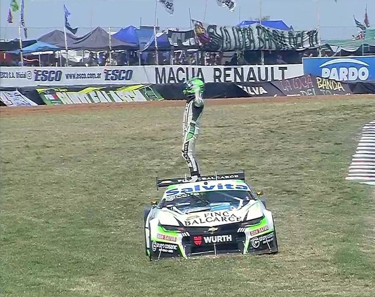 Arriba del Camaro, "Bochita" Ciantini celebra la victoria de cara a los hinchas de Chevrolet.