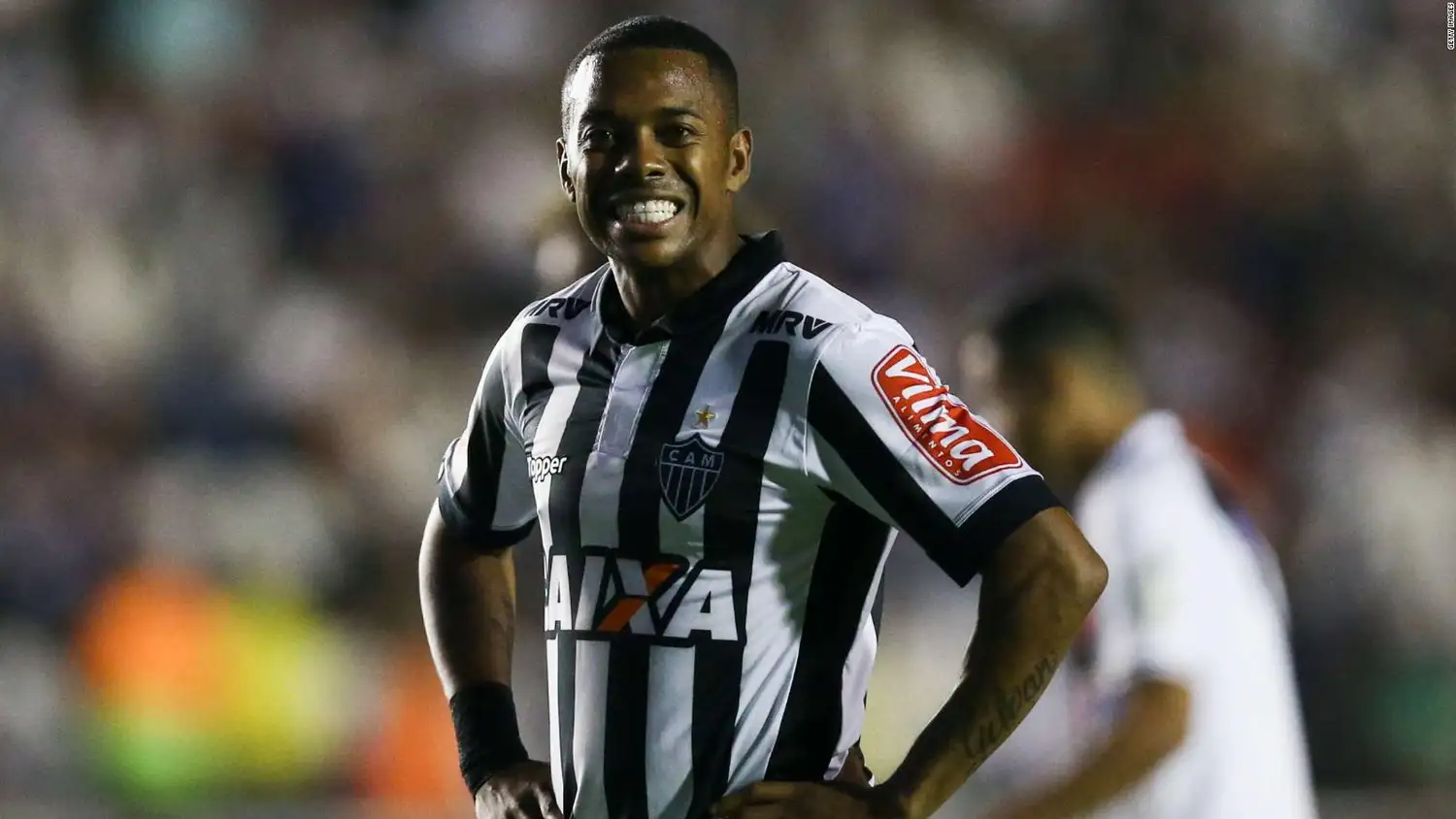El exfutbolista fue condenado por una violación grupal de una joven albanesa cometido en Milán en 2013.