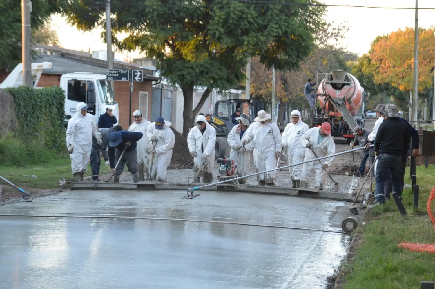 La cuadrilla municipal en plena tarea.