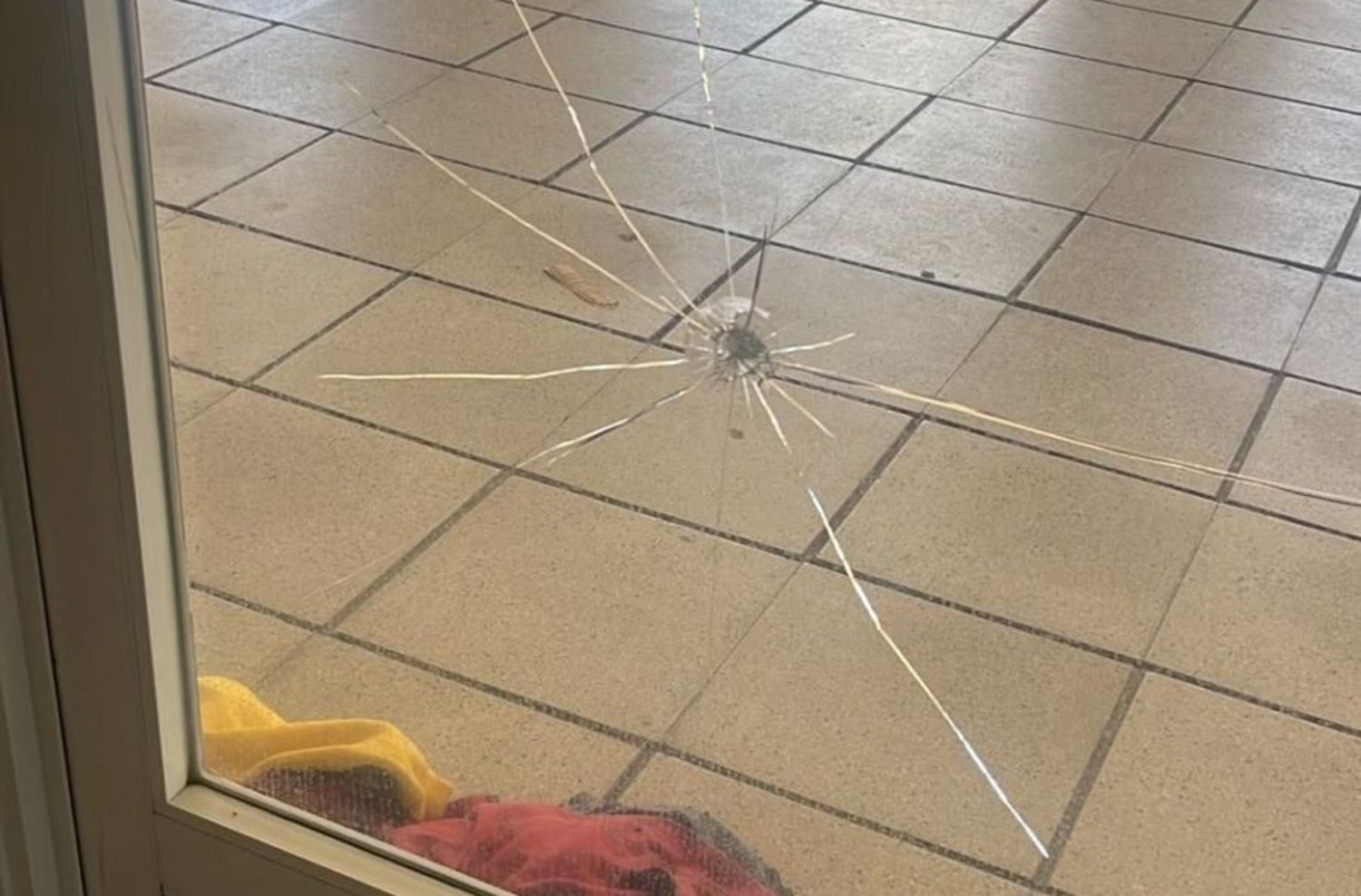 Mujer en situación de calle dañó la vidriera de un hotel porque la echaron de su lugar habitual