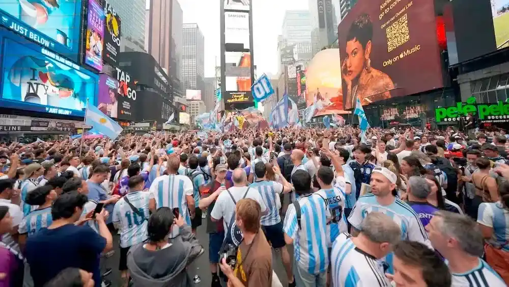 El banderazo argentino en Times Square.