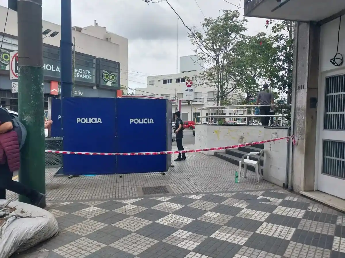 Un adulto mayor se desplomó en la puerta de un banco de Esteban Echeverría y murió