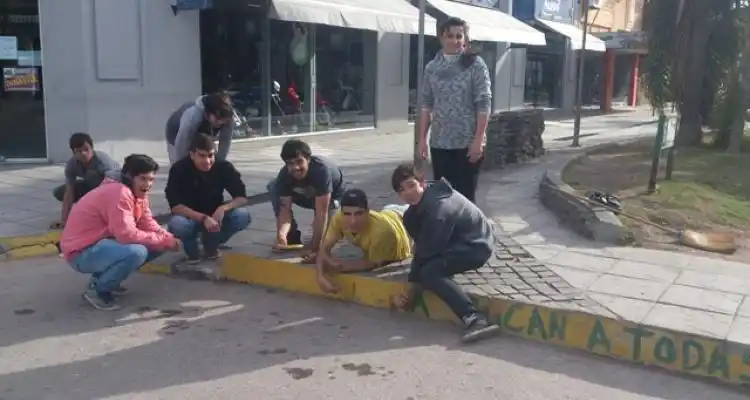 Día de la seguridad vial: Alumnos de la Escuela Técnica señalizaron en la vía pública