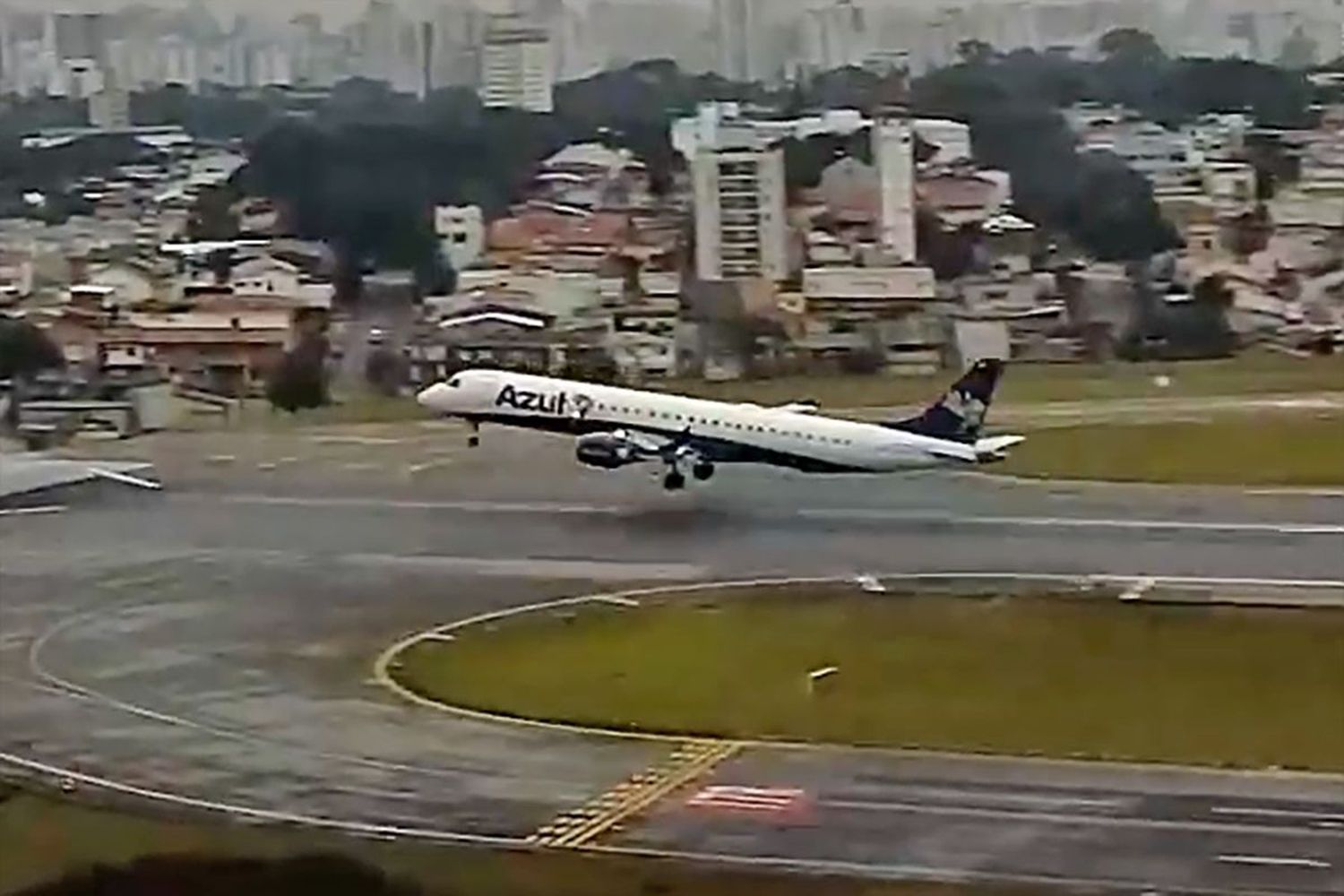 Avión de Azul realiza despegue al límite en Congonhas