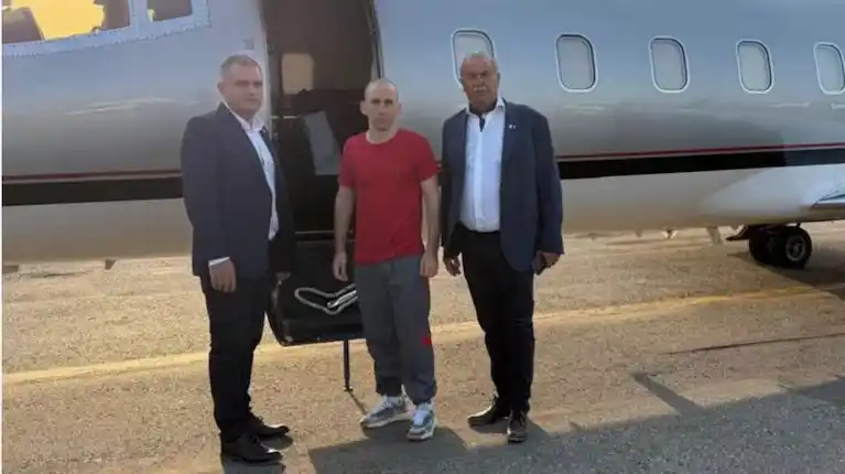 Nahuel Gallo junto a representantes de la AFA antes de abordar el vuelo humanitario que lo trae de regreso a la Argentina tras 448 días detenido en Venezuela.