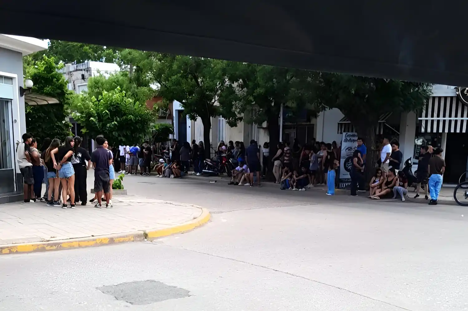 Una gran cantidad de personas aguardaba para despedir los restos de Cristian Ferreyra.