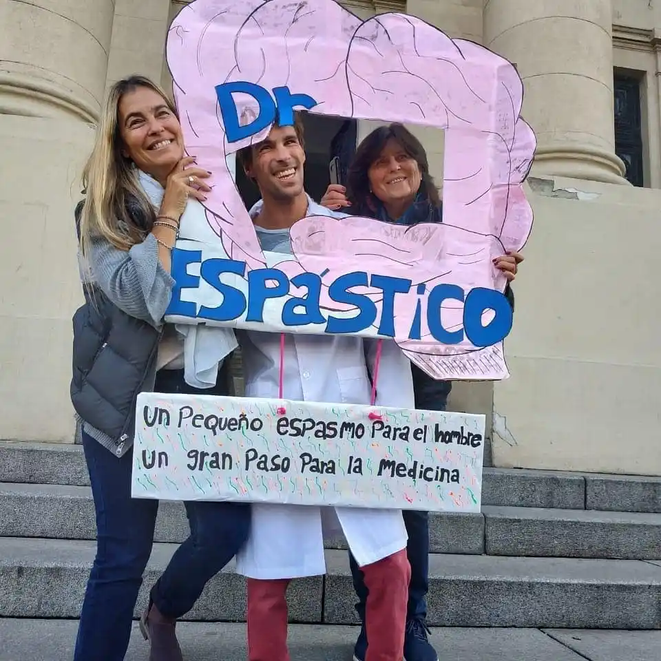 Joven con parálisis se recibió de médico: "Las limitaciones están en la cabeza"