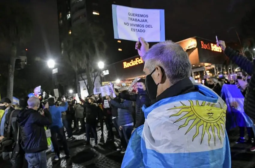 Masiva movilización contra el cierre a las 19:30 : »Queremos trabajar, no vivimos del Estado»