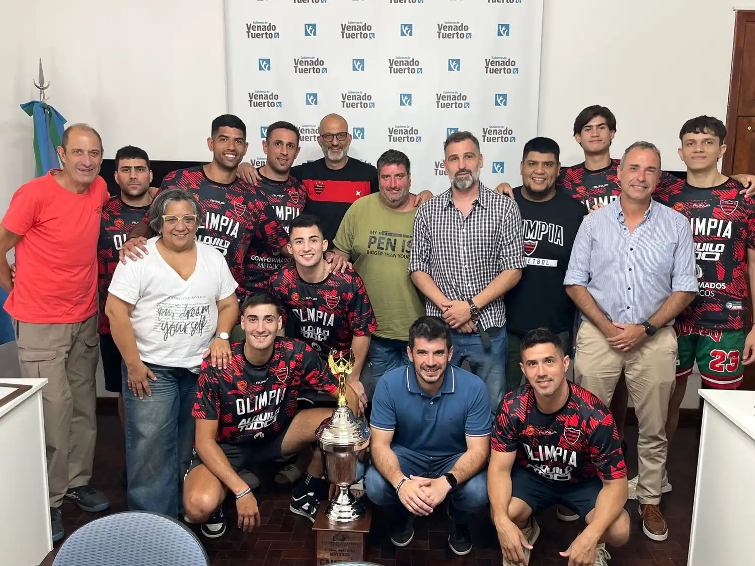 El intendente junto al plantel de Olimpia.