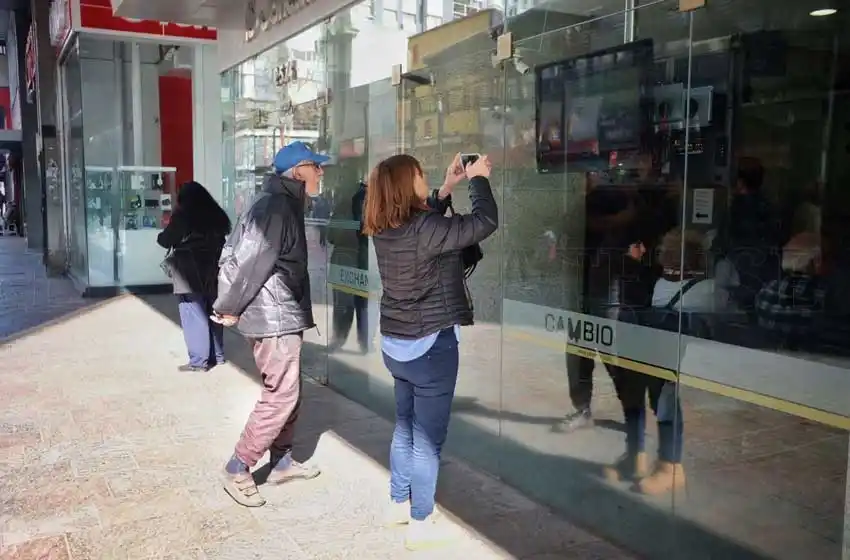 En el segundo día de cepo, el dólar se vende a $61 en Mar del Plata