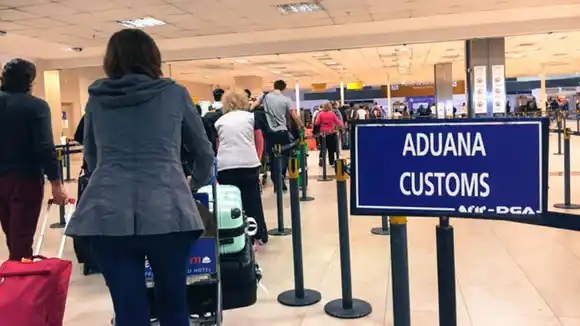 Revisarán a los pasajeros que regresen al país con más valijas de las que se fueron