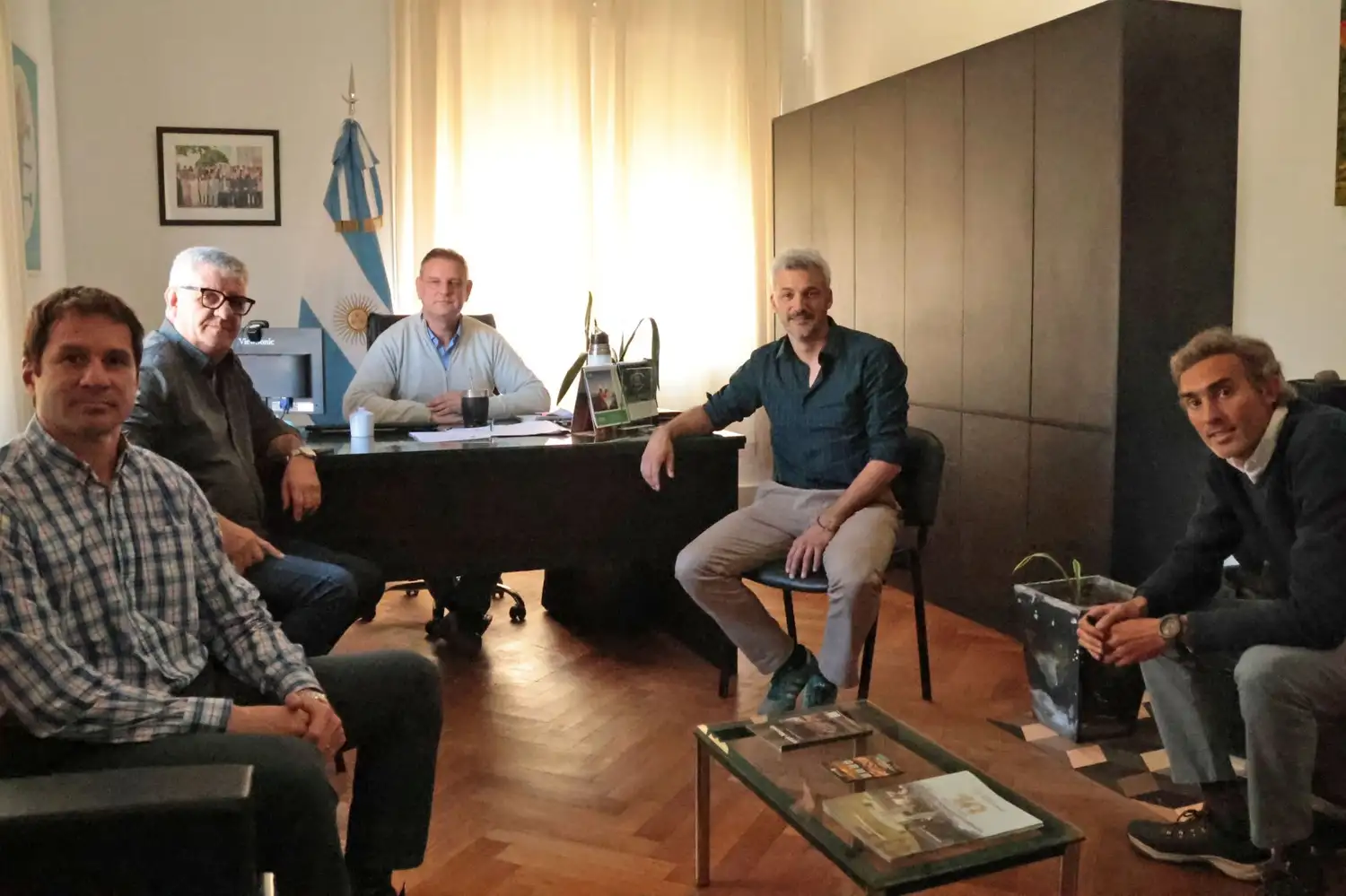 Autoridades del Municipio de General Madariaga junto a representantes del Grupo Usina de Tandil.