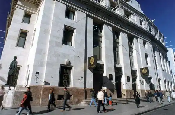 El lunes abren los bancos para todos los clientes, pero segmentados y con turno previo