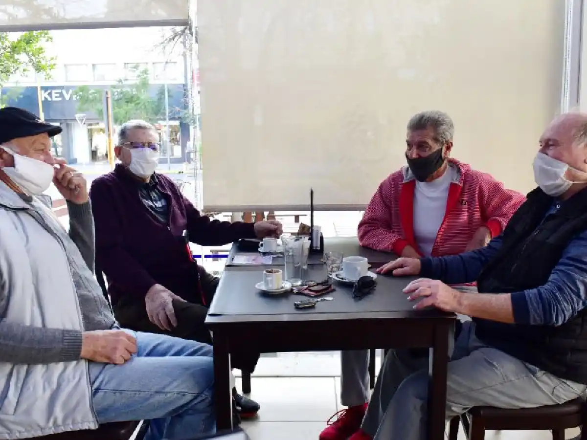 Los locales gastronómicos hoy podrán abrir hasta la medianoche