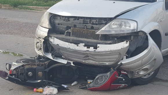 Choque entre un auto y una moto en Gomendio y Caseros