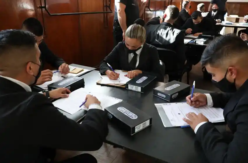 La provincia incorporó a más de 400 policías para tareas operativas en Rosario y Santa Fe