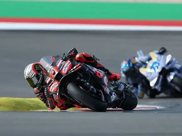 Marco Bezzecchi se llevó la victoria en Portimao