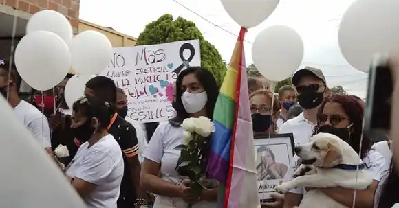 Flores blanca y bandera del arcoíris, así fue el último adiós a Juliana Giraldo en Colombia