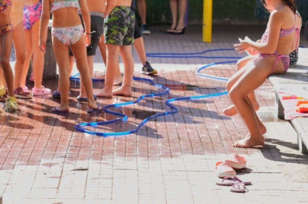 Rosario: a la escuela con malla y manguereada en el recreo para superar el calor
