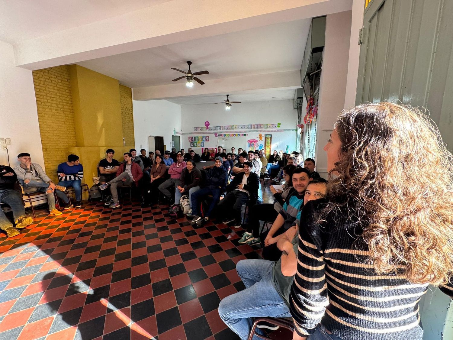 La senadora dialogó con los participantes del curso.