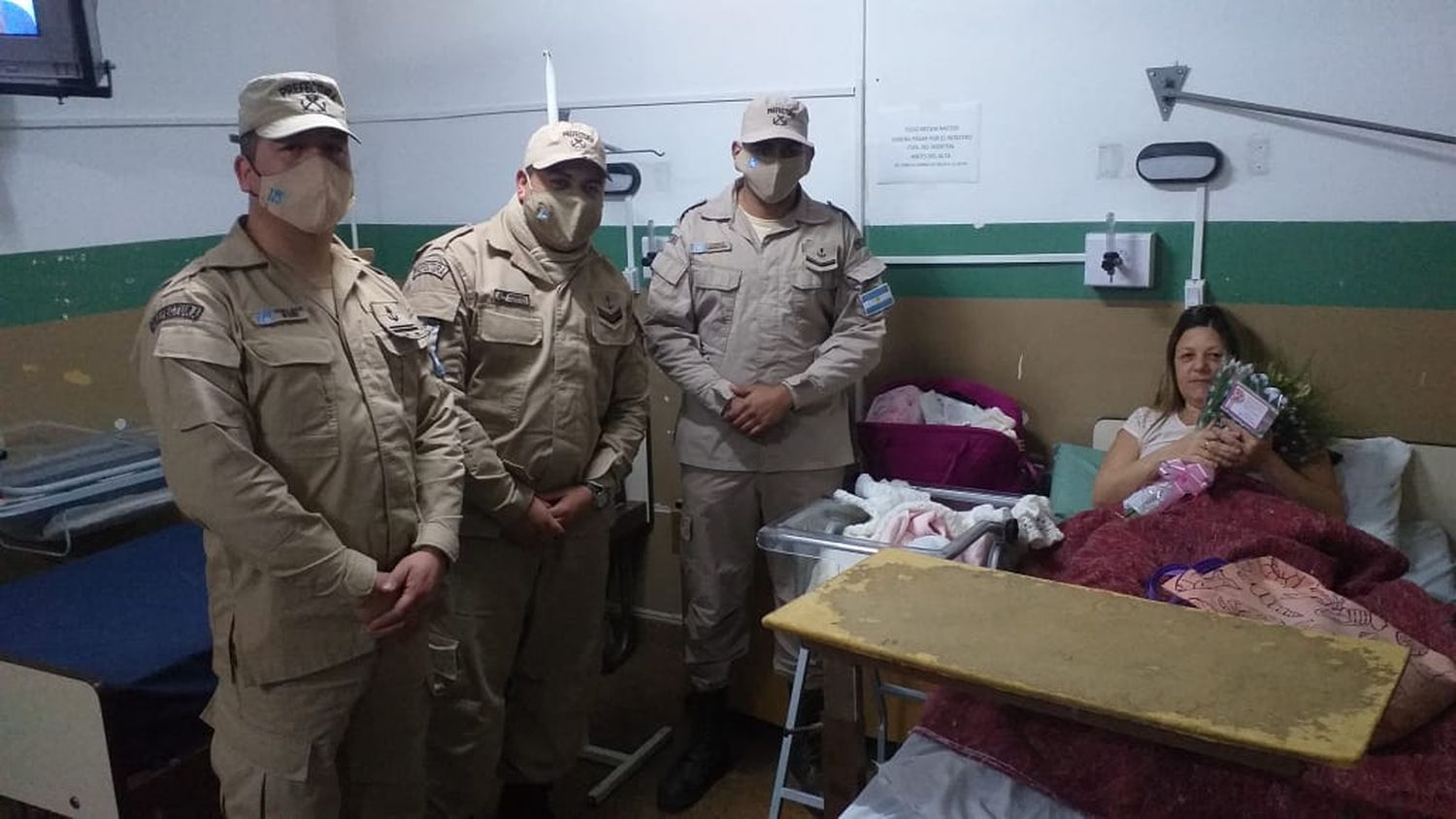 Una mamá dio a luz en la entrada al edificio Mitre con ayuda de su pareja, Prefectura y vecinos